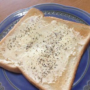 ホットクリームチーズのトースト♪胡椒を効かせて